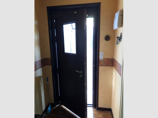 REMPLACEMENT DE LA PORTE D'ENTREE PAR UNE PORTE BLINDEE