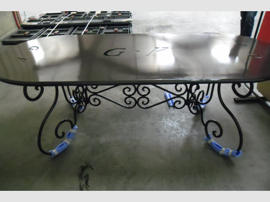 Rénovation d'une table de jardin avec changement du plateau personnalisé