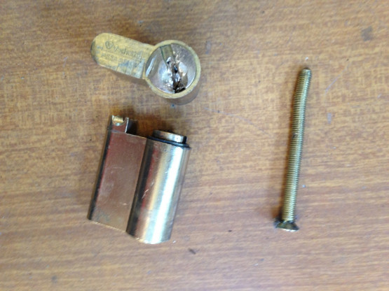 OUVERTURE D'UNE PORTE FERMÉE A CLÉ AVEC CLÉ CASSÉE A L'INTERIEUR A MÂCON (71)