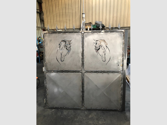 FABRICATION ET POSE D'UN PORTAIL AVEC MOTIF