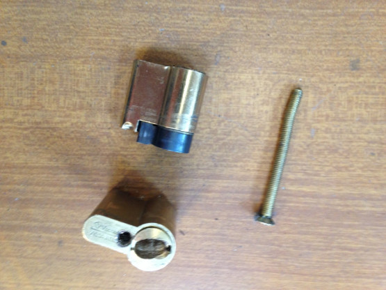 OUVERTURE D'UNE PORTE FERMÉE A CLÉ AVEC CLÉ CASSÉE A L'INTERIEUR A MÂCON (71)