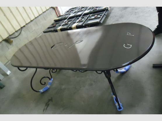 Initiales du client gravés dans le plateau  de la table