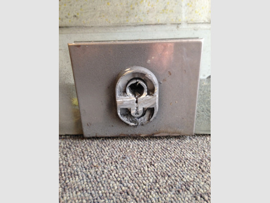 Démontage de l'ancienne serrure cassée