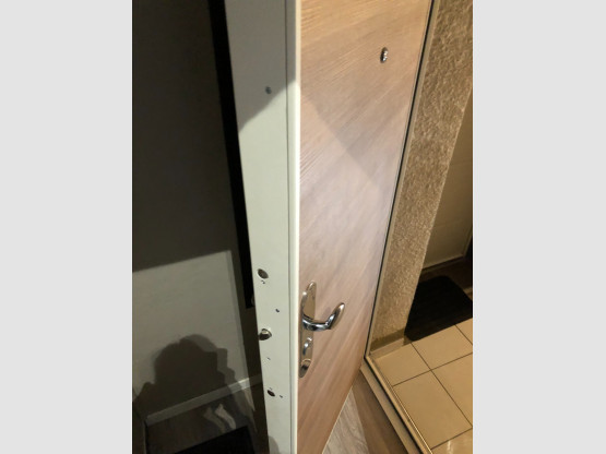 REMPLACEMENT D'UNE PORTE D'ENTREE DANS UN IMMEUBLE PAR UNE PORTE BLINDEE DECORS BOIS
