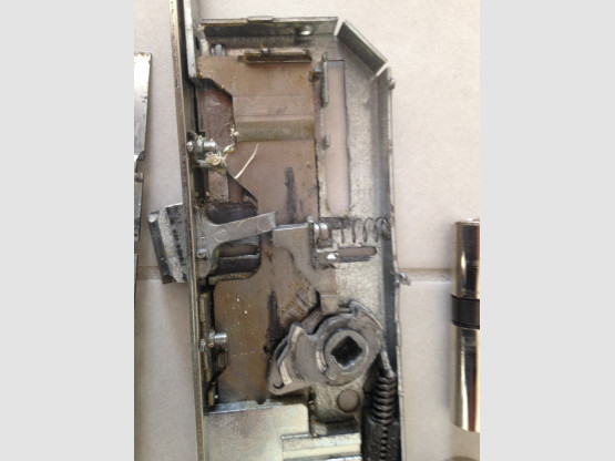 Démontage de la serrure et après vérification demi-tour cassé