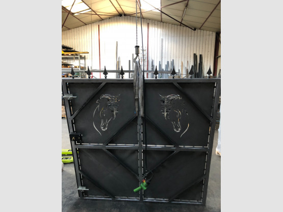 FABRICATION ET POSE D'UN PORTAIL AVEC MOTIF