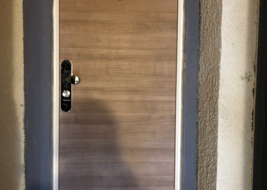 REMPLACEMENT D'UNE PORTE D'ENTREE DANS UN IMMEUBLE PAR UNE PORTE BLINDEE DECORS BOIS